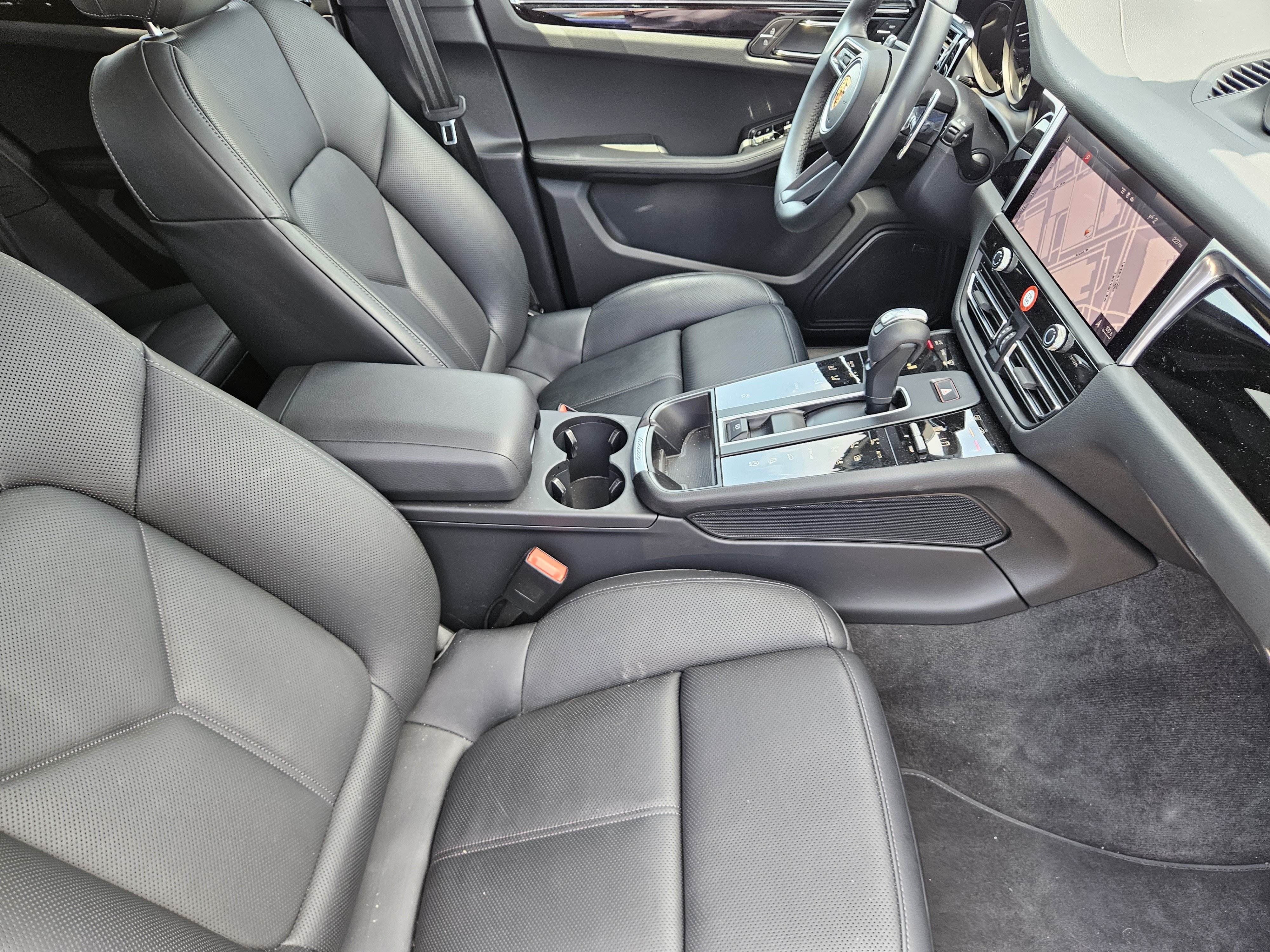 Certified 2026 Porsche Macan AWD/4WD image 15