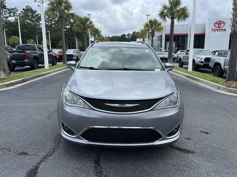 Used 2019 Chrysler Pacifica Touring-L Plus FWD image 3