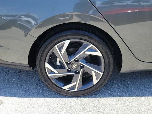 Used 2025 Hyundai Elantra Limited image 5