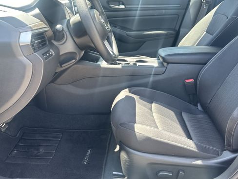 Used 2025 Nissan Altima 2.5 SV FWD image 9