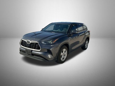 Used 2022 Toyota Highlander L FWD image 4