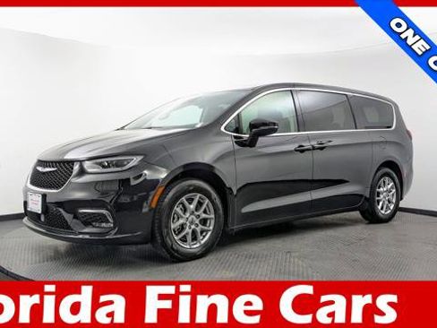 Used 2023 Chrysler Pacifica Touring-L FWD image 1