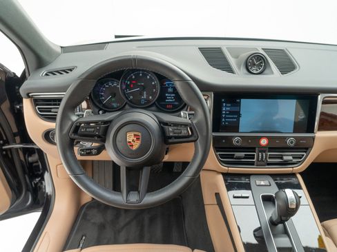 Certified 2025 Porsche Macan image 31