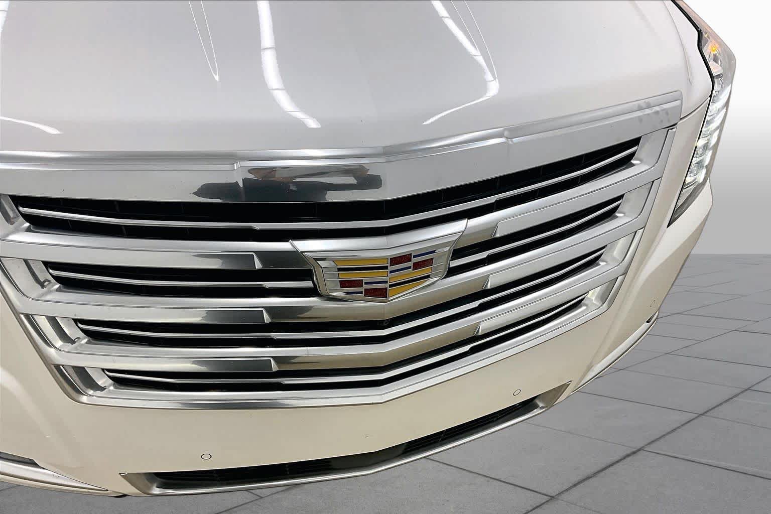 Used 2017 Cadillac Escalade ESV Platinum RWD image 29