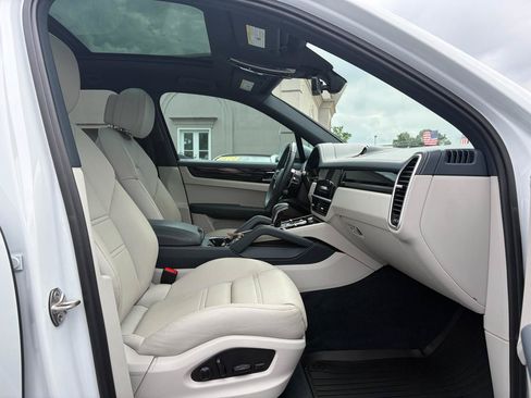 Used 2023 Porsche Cayenne AWD/4WD image 8