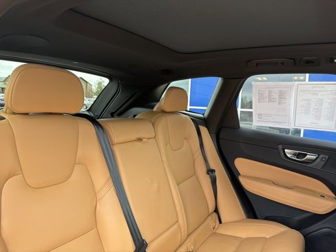 Used 2023 Volvo XC60 T8 Ultimate w/ Climate Package image 15