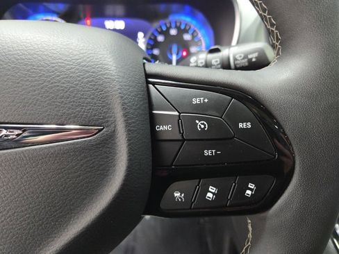Used 2025 Chrysler Pacifica Limited FWD image 15