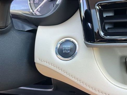 Used 2023 Toyota Highlander XLE AWD/4WD image 19