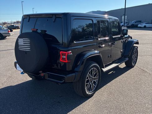 Used 2022 Jeep Wrangler Unlimited Sahara image 7