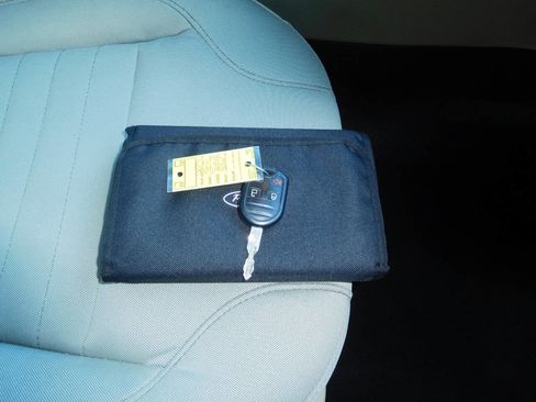 Used 2017 Ford Taurus SE image 9