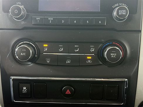 Used 2017 Nissan Titan SV image 18