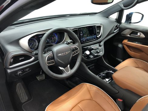 Certified 2024 Chrysler Pacifica Pinnacle image 18