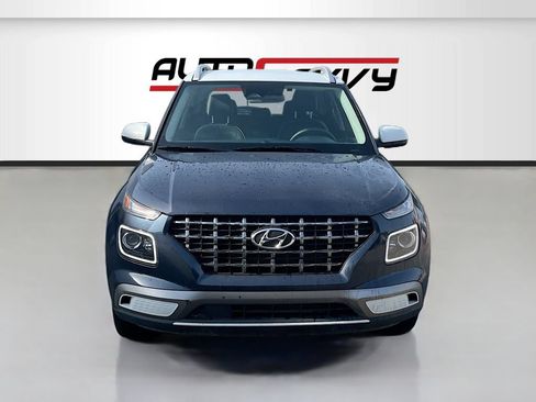 Used 2025 Hyundai Venue Limited FWD image 2
