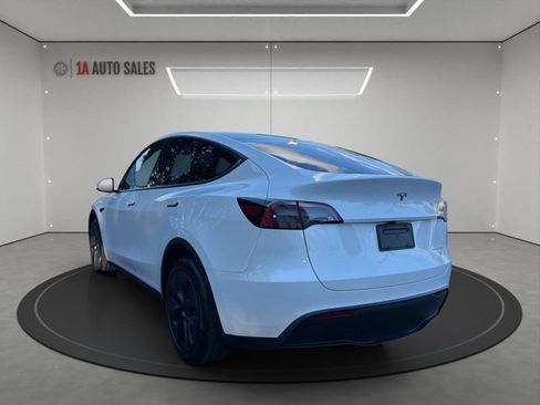 Used 2024 Tesla Model Y Long Range AWD/4WD image 3