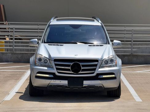 Used 2011 Mercedes-Benz GL 550 4MATIC image 2