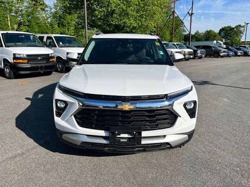Used 2024 Chevrolet TrailBlazer LT w/ Driver Confidence Package FWD image 3