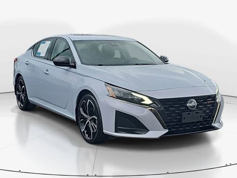 Used 2023 Nissan Altima 2.5 SR w/ SR Premium Package FWD image 3
