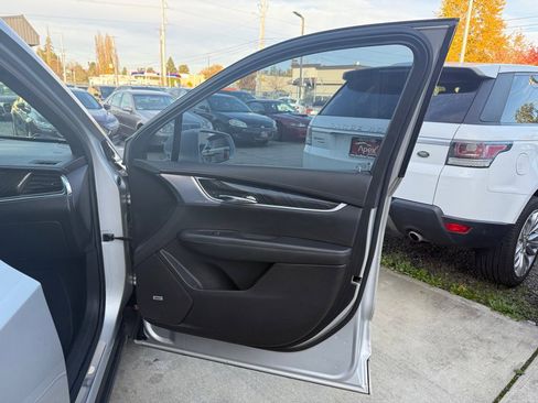 Used 2020 Cadillac XT6 Premium Luxury FWD image 17