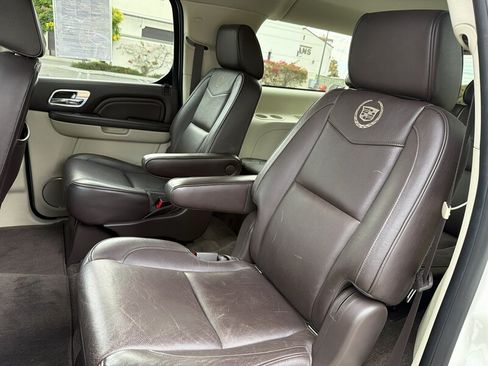 Used 2014 Cadillac Escalade ESV Platinum AWD/4WD image 16
