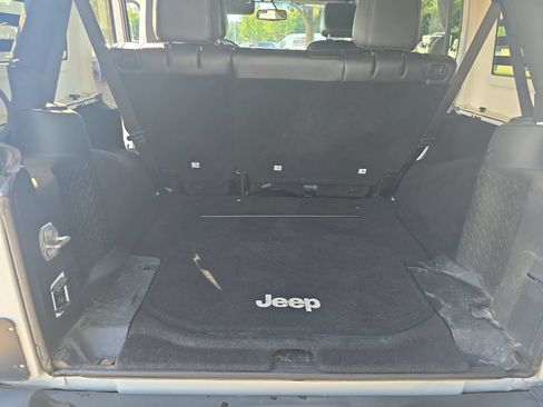 Used 2017 Jeep Wrangler Unlimited Rubicon w/ Connectivity Group AWD/4WD image 12