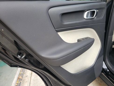 Used 2020 Volvo XC40 T4 Momentum image 24