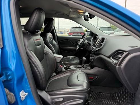 Used 2020 Jeep Cherokee Trailhawk w/ Cold Weather Group AWD/4WD image 15