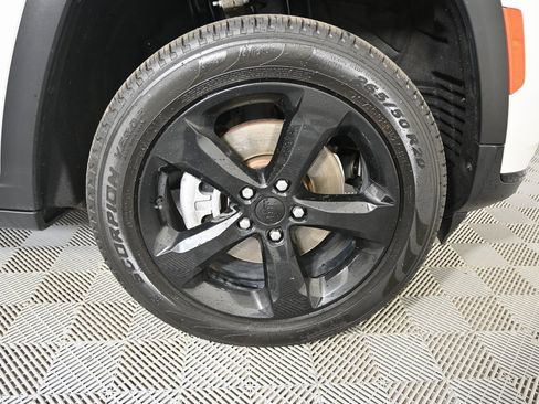 Used 2022 Jeep Grand Cherokee L Laredo image 11