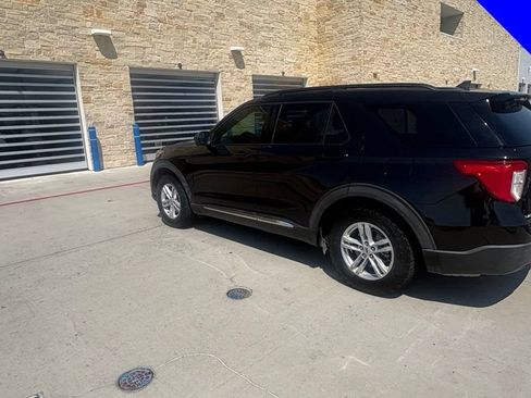 Used 2021 Ford Explorer XLT RWD image 3