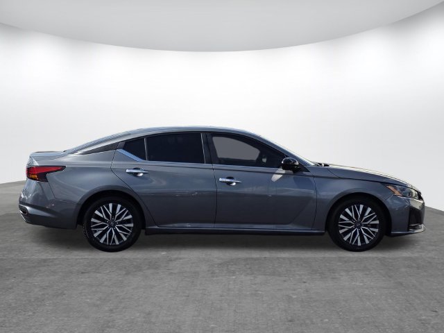 Used 2024 Nissan Altima 2.5 SV FWD image 3