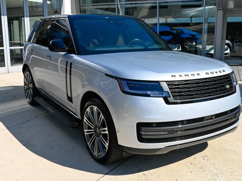 Used 2025 Land Rover Range Rover SE AWD/4WD image 3