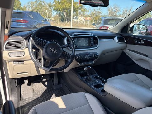 Used 2018 Kia Sorento LX image 8