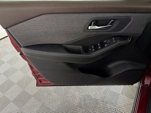 Used 2023 Nissan Rogue SV image 10