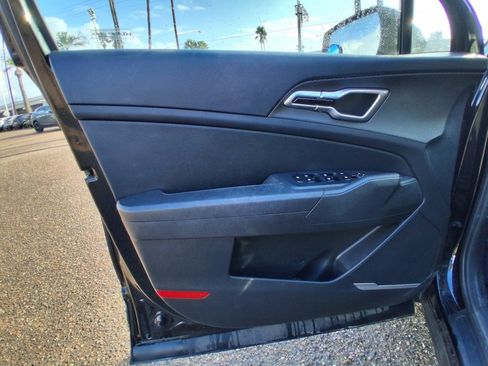 Used 2023 Kia Sportage LX image 7