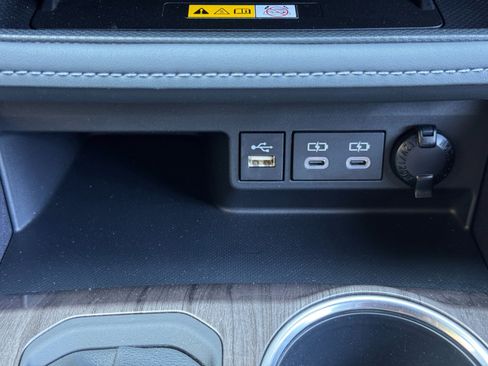 Used 2025 Toyota Highlander Platinum AWD/4WD image 30