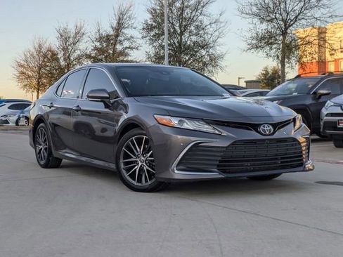 Used 2021 Toyota Camry XLE image 2