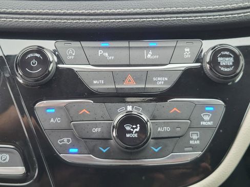 Used 2023 Chrysler Pacifica Touring-L AWD/4WD image 48