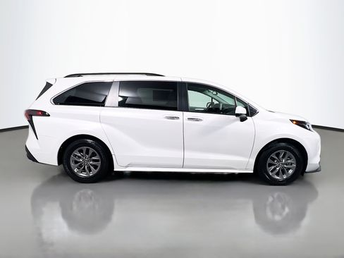 Used 2023 Toyota Sienna XLE FWD image 3