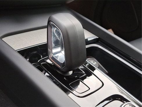 Certified 2025 Volvo XC60 B5 Plus image 12