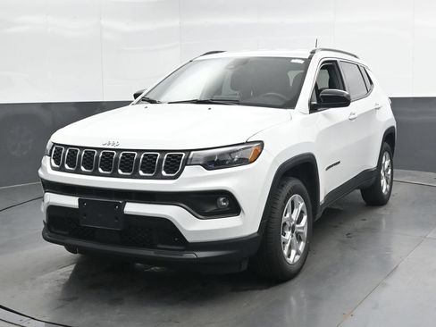 Used 2025 Jeep Compass Latitude AWD/4WD image 6