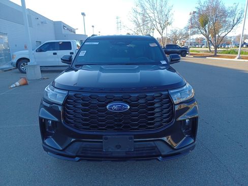 Used 2025 Ford Explorer ST-Line w/ ST-Line Street Pack image 2
