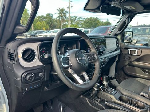 Used 2024 Jeep Wrangler Unlimited Sahara AWD/4WD image 10