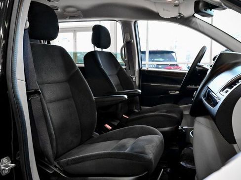 Used 2019 Dodge Grand Caravan SE w/ UConnect Hands-Free Group image 25