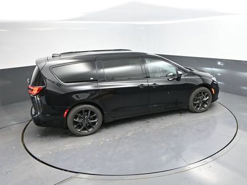 Used 2025 Chrysler Pacifica Limited FWD image 41