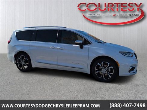 New 2026 Chrysler Pacifica Pinnacle image 1