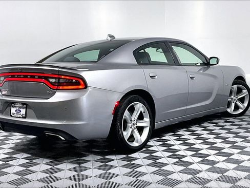 Used 2018 Dodge Charger R/T RWD image 12