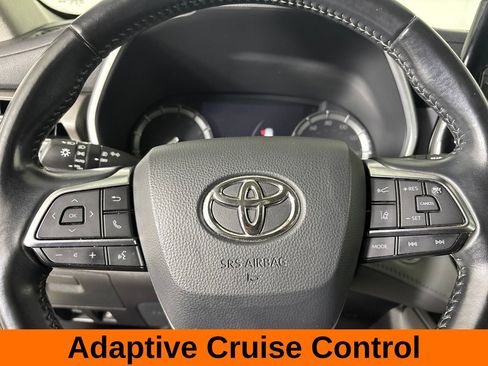 Used 2021 Toyota Highlander XLE AWD/4WD image 16