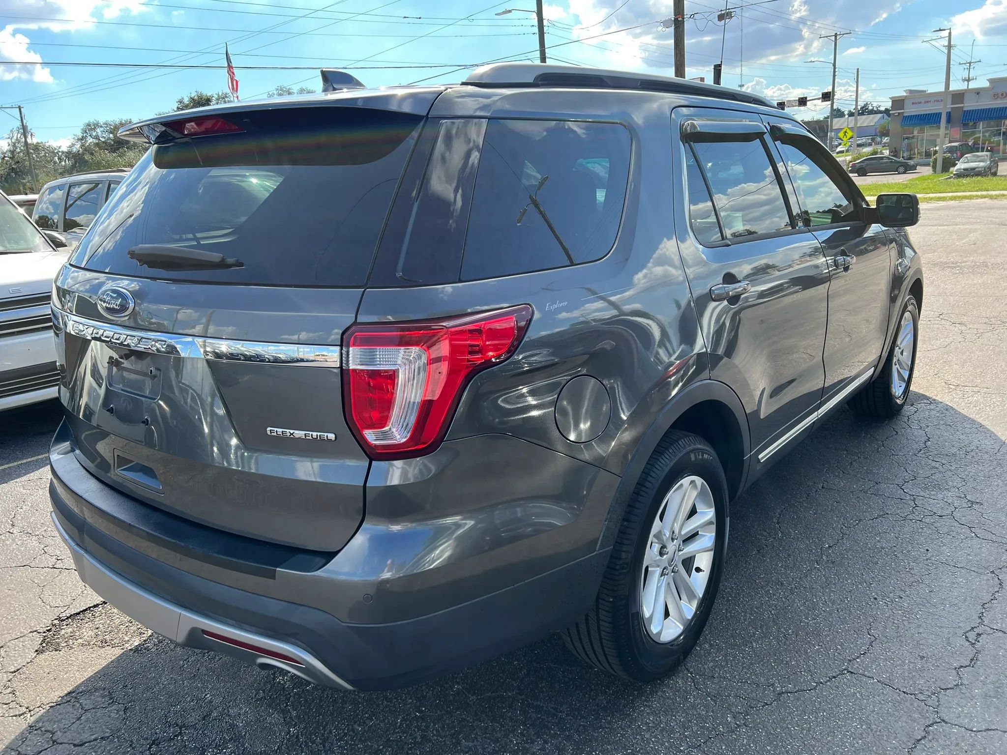 Used 2016 Ford Explorer XLT w/ Equipment Group 202A FWD image 4