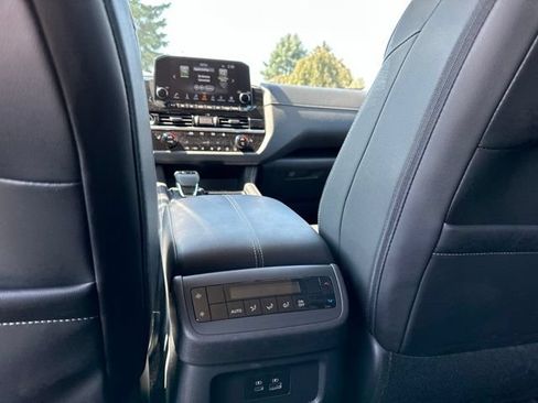 Used 2023 Nissan Pathfinder SL AWD/4WD image 17