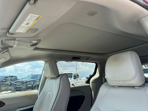 Used 2017 Chrysler Pacifica Limited w/ Advanced Safetytec Group FWD image 11