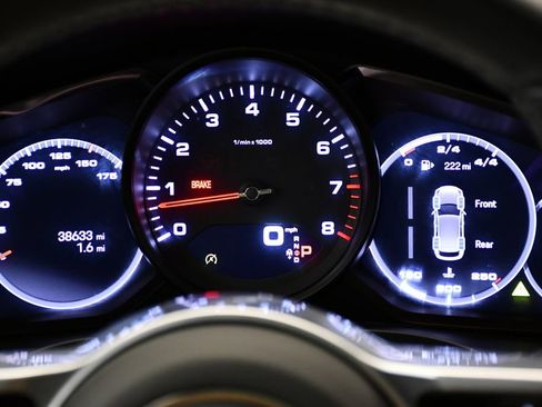 Used 2022 Porsche Cayenne Platinum Edition image 29